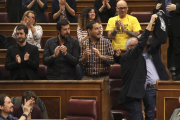 GEl grupo Unidos Podemos celebra la derogación del decreto de la estiba y saluda a los estibadores presentes en el Congreso.-Ballesteros