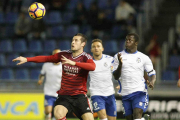 Carlos Moreno se dispone a despejar un balón ante la presencia de Amath, autor del gol del Tenerife.-LFP