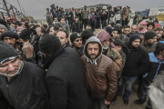 Miles de refugiados sirios se agolpan en la frontera con Turquía, huyendo de los bombardeos del Ejército de Asad y de Rusia para recuperar Alepo.-AP / BUNYAMIN AYGUN