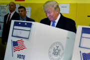 Donald Trump vota en la jornada electoral.-CARLO ALLEGRI / REUTERS