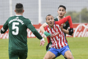 Elgezabal pugna por un balón con un ariete del filial del Sporting. SPORTING