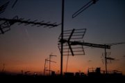 Antenas de televisión en los tejados de unos edificios.-EL PERIÓDICO