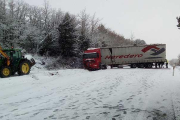 El accidente en el que se vieron implicados un camión y dos turismos en Basconcillos de Tozo bloqueó la circulación durante varias horas.-112