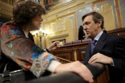 La vicepresidenta conversa con el portavoz popular Rafael Hernando.-/ JOSÉ LUIS ROCA