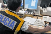 Un agente concentrado en acciones de inteligencia.-EFE