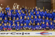 Los atletas del Ibercaja Capiscol para la campaña 2016 posan en la pista del polideportivo municipal de Lavadero, donde el club tiene su sede-Santi Otero