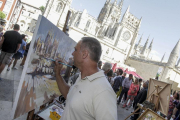 La Plaza del Rey San Fernando es uno de los emplazamientos más escogidos por los artistas por sus incomparables vistas de la Catedral.-SANTI OTERO