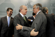 Jorge Fernández Díaz saluda al fiscal general del Estado. Eduardo Torres Dulce, en una imagen del 2012.-JOSÉ LUIS ROCA