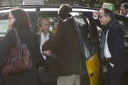 Marta Rovira, Raül Romeva, Josep Rull y Jordi Turull, este jueves a las puertas del Parlament.-EFE / QUIQUE GARCÍA
