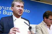 El alcalde Javier Lacalle compareció con el concejal de Hacienda,Salvador de Foronda, en el arranque del curso político del Ayuntamiento.-RAÚL OCHOA