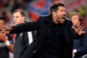 Diego Pablo Simeone, durante el partido de Champions en Leverkusen.-EFE / FRIEDEMANN VOGEL