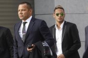 Neymar y su padre, en febrero del 2016, a su llegada a la Audiencia Nacional.-AGUSTIN CATALAN