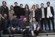 Equipo artístico de la serie 'La zona', junto con sus creadores, los hermanos Sánchez-Cabezudo.-JUAN CARLOS HIDALGO / EFE