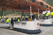 Miembros del CDR irrumpieron, ayer, en el peaje de la C-32 en Sitges.-CDR BEGUES