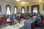 Los trabajadores recibieron la bienvenida del alcalde en la Sala Polisón.-ISRAEL L. MURILLO