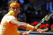 Nadal conecta una derecha en su partido ante Kuznetsov.-EFE / J..J. GUILLÉN