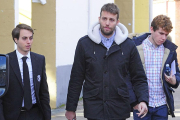 Michu, en el centro, junto a Franco Caselli (izquierda) y Sergio Fernández, uno de sus ayudantes.-ISRAEL L. MURILLO