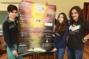 Héctor Serna y Andrea Bujedo junto a su profesor Juan Serna, con el cartel del trabajo ganador.-RAÚL G. OCHOA