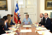 La presidenta de Chile, Michelle Bachelet (c), durante su reunión con ministros miembros del Comité de Política, el miércoles 6 de mayo.-Foto: SEBASTIAN RODRIGUEZ / EFE