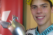 Joan Mir, con su trofeo hoy en Cheste (Valencia).-