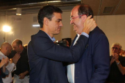 Miquel Iceta felicitado por Pedro Sánchez, en una imagen de archivo.-ELISENDA PONS