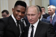 Samuel Etoo con Vladimir Puitn, el pasado diciembre.-/ EFE / ALEXEY NIKOLSKY