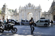 Policías turcos acordonan los alrededores del Palacio de Dolmabahçe en Estambul (Turquía), este miércoles 19 de agosto del 2015.-EFE / SEDAT SUNA