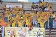 Vestidos de color amarillo, la peña hace de cada partido una fiesta.-ECB