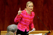 Cristina Cifuentes, en el Pleno de la Asamblea de Madrid, este jueves.-/ JUAN MANUEL PRATS