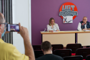 la secretaria del sector de Limpieza y Seguridad de UGT en Burgos, Olga Ortega, y el vicesecretario regional del sindicato, Evelio Angulo. / ISRAEL L. MURILLO