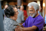 Los senadores Kathy Campbell y Ernie Chambers celebran el veto a la pena de muerte, el miércoles en Lincoln (Nebraska).-Foto: AP / NATI HARNIK