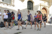 Un grupo de peregrinos pasa por delante del albergue de la calle Fernán González.-ISRAEL L. MURILLO