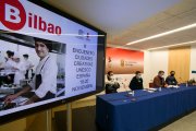 El vicealcalde, Vicente Marañón, con los embajadores en las citas gastronómicas en el País Vasco.TOMAS ALONSO