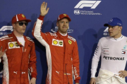 Kimi Raikkonen, Sebastian Vettel y Valttweri Bottas, en el podio del sábado de Baréin.-AP / LUCA BRUNO