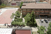 El centro escolar se ubica en el barrio de San Pedro de la Fuente y a él asisten alumnos de Infantil y Primaria. I. L. M.