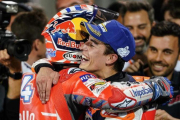 Marc Márquez (Honda), a la derecha, felicita a Andrea Dovizioso (Ducati) tras su victoria en Catar.-ALEJANDRO CERESUELA