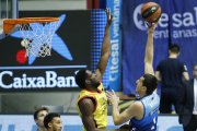 Kravic lanza por encima de Olumuyiwa. TOMÁS ALONSO