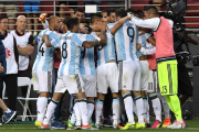 Angel Di Maria celebra con sus compañeros la victoria de Argentina contra Chile.-AFP / THEARON W. HENDERSON