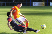 Jorge Cortés trata de zafarse del marcaje de un defensor del Atlético Bembibre-Israel L. Murillo