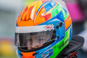El jovencísimo piloto con su casco en una fotograría difundida en redes sociales por uno de los equipos del circuito.-ECB