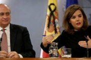 Fernández Díaz y Sáenz de Santamaríadurante  la rueda de prensa posterior al Consejo de Ministros de este viernes.-Foto: EFE