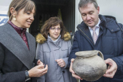 La concejal Carolina Blasco, Fabiola Monzón y Javier Lacalle, con uno de los restos hallados en las excavaciones.-ISRAEL L. MURILLO