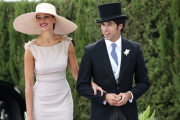 El torero Cayetano Rivera Ordóñez y su novia Eva González, en la boda de Francisco Rivera, en el 2013.-EFE