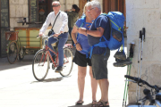 Imagen de dos turistas en el centro de la ciudad.-ISRAEL L. MURILLO
