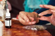DOBLE ARMA. Una imagen del reportaje Marihuana, entre el verí i el fàrmac, de Sense ficció.-EL PERIÓDICO