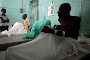 Pacientes de cólera en un hospital de Puerto Príncipe, capital de Haití, en el año 2014.-AFP / HECTOR RETAMAL