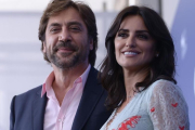 Javier Bardem y Penélope Cruz, en la presentación de Loving Pablo en la Mostra-AFP / FILIPPO MONTEFORTE