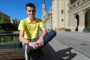 El fondista del Scorpio Carlos Mayo posa  en la Plaza del Pilar.-- Foto: R. M.