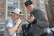 Santiago y Marcos Hernández, vocalistas del grupo HZ Inflames, posan junto a la estatua del toro en la avenida del Cid.-RAÚL G. OCHOA