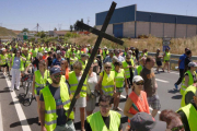 Los manifestantes portaron cruces negras en señal de duelo por los fallecimientos producidos en esta carretera nacional.-G. G.